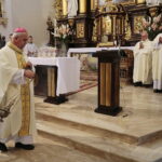 15.09.2022. Chmielnik. Uroczystości upamiętniające Marianne Stradowską i jej syna Wacława, którzy zginęli za pomoc Żydom. Na zdjęciu (z lewej): biskup Jan Piotrowski / Fot. Wiktor Taszłow – Radio Kielce