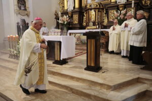 15.09.2022. Chmielnik. Uroczystości upamiętniające Marianne Stradowską i jej syna Wacława, którzy zginęli za pomoc Żydom. Na zdjęciu (z lewej): biskup Jan Piotrowski / Fot. Wiktor Taszłow – Radio Kielce