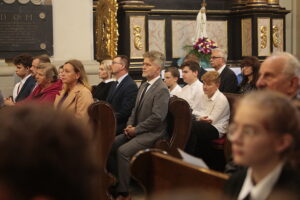 15.09.2022. Chmielnik. Uroczystości upamiętniające Marianne Stradowską i jej syna Wacława, którzy zginęli za pomoc Żydom. Na zdjęciu (w środku): Krzysztof Słoń - senator / Fot. Wiktor Taszłow – Radio Kielce