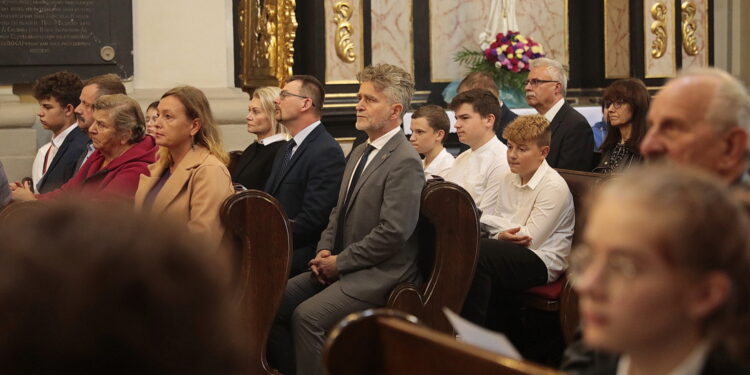 15.09.2022. Chmielnik. Uroczystości upamiętniające Marianne Stradowską i jej syna Wacława, którzy zginęli za pomoc Żydom. Na zdjęciu (w środku): Krzysztof Słoń - senator / Fot. Wiktor Taszłow – Radio Kielce