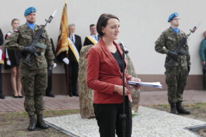 15.09.2022. Chmielnik. Uroczystości upamiętniające Marianne Stradowską i jej syna Wacława, którzy zginęli za pomoc Żydom. Na zdjęciu: Magdalena Gawin - dyrektor Instytutu Solidarności i Męstwa im. Witolda Pileckiego / Fot. Wiktor Taszłow – Radio Kielce