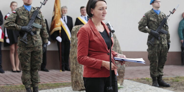 15.09.2022. Chmielnik. Uroczystości upamiętniające Marianne Stradowską i jej syna Wacława, którzy zginęli za pomoc Żydom. Na zdjęciu: Magdalena Gawin - dyrektor Instytutu Solidarności i Męstwa im. Witolda Pileckiego / Fot. Wiktor Taszłow – Radio Kielce