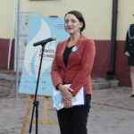 15.09.2022. Chmielnik. Uroczystości upamiętniające Marianne Stradowską i jej syna Wacława, którzy zginęli za pomoc Żydom. Na zdjęciu: Magdalena Gawin - dyrektor Instytutu Solidarności i Męstwa im. Witolda Pileckiego / Fot. Wiktor Taszłow – Radio Kielce