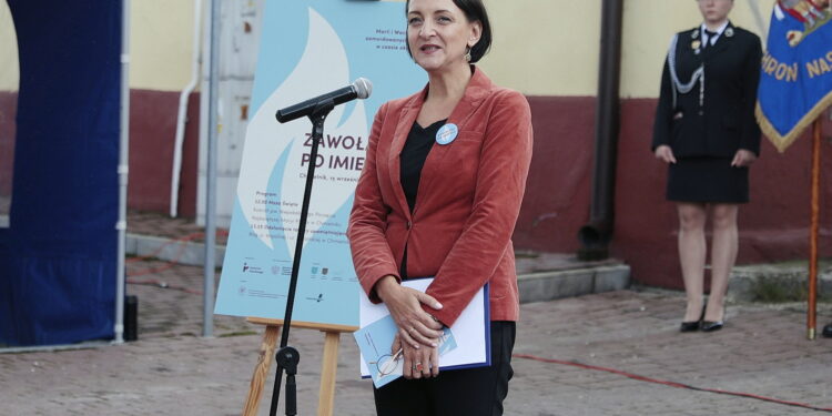 15.09.2022. Chmielnik. Uroczystości upamiętniające Marianne Stradowską i jej syna Wacława, którzy zginęli za pomoc Żydom. Na zdjęciu: Magdalena Gawin - dyrektor Instytutu Solidarności i Męstwa im. Witolda Pileckiego / Fot. Wiktor Taszłow – Radio Kielce