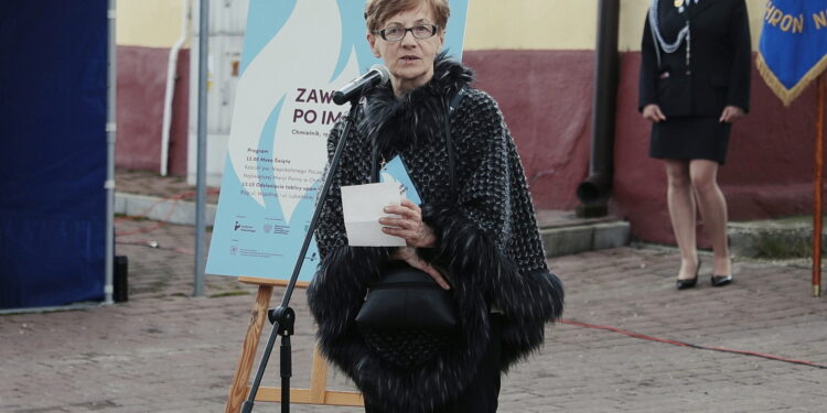 15.09.2022. Chmielnik. Uroczystości upamiętniające Marianne Stradowską i jej syna Wacława, którzy zginęli za pomoc Żydom. Na zdjęciu: Krystyna Paradowska / Fot. Wiktor Taszłow – Radio Kielce