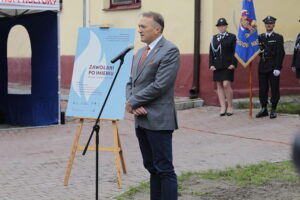 15.09.2022. Chmielnik. Uroczystości upamiętniające Marianne Stradowską i jej syna Wacława, którzy zginęli za pomoc Żydom. Na zdjęciu: Mirosław Gębski - starosta kielecki / Fot. Wiktor Taszłow – Radio Kielce