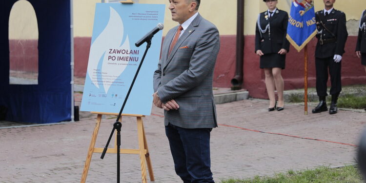 15.09.2022. Chmielnik. Uroczystości upamiętniające Marianne Stradowską i jej syna Wacława, którzy zginęli za pomoc Żydom. Na zdjęciu: Mirosław Gębski - starosta kielecki / Fot. Wiktor Taszłow – Radio Kielce