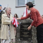 15.09.2022. Chmielnik. Uroczystości upamiętniające Marianne Stradowską i jej syna Wacława, którzy zginęli za pomoc Żydom. Na zdjęciu (od lewej): Anna Balus, Magdalena Gawin - dyrektor Instytutu Solidarności i Męstwa im. Witolda Pileckiego / Fot. Wiktor Taszłow – Radio Kielce