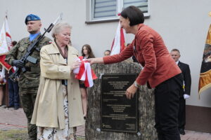 15.09.2022. Chmielnik. Uroczystości upamiętniające Marianne Stradowską i jej syna Wacława, którzy zginęli za pomoc Żydom. Na zdjęciu (od lewej): Anna Balus, Magdalena Gawin - dyrektor Instytutu Solidarności i Męstwa im. Witolda Pileckiego / Fot. Wiktor Taszłow – Radio Kielce