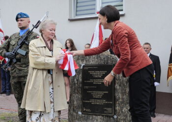 15.09.2022. Chmielnik. Uroczystości upamiętniające Marianne Stradowską i jej syna Wacława, którzy zginęli za pomoc Żydom. Na zdjęciu (od lewej): Anna Balus, Magdalena Gawin - dyrektor Instytutu Solidarności i Męstwa im. Witolda Pileckiego / Fot. Wiktor Taszłow – Radio Kielce