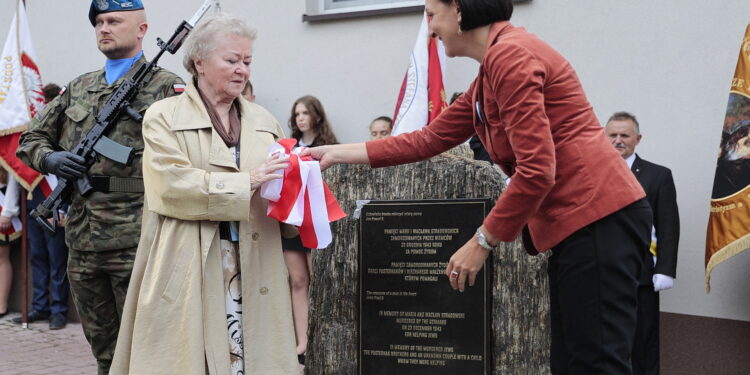 15.09.2022. Chmielnik. Uroczystości upamiętniające Marianne Stradowską i jej syna Wacława, którzy zginęli za pomoc Żydom. Na zdjęciu (od lewej): Anna Balus, Magdalena Gawin - dyrektor Instytutu Solidarności i Męstwa im. Witolda Pileckiego / Fot. Wiktor Taszłow – Radio Kielce