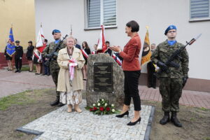 15.09.2022. Chmielnik. Uroczystości upamiętniające Marianne Stradowską i jej syna Wacława, którzy zginęli za pomoc Żydom. Na zdjęciu (od lewej): Anna Balus, Magdalena Gawin - dyrektor Instytutu Solidarności i Męstwa im. Witolda Pileckiego / Fot. Wiktor Taszłow – Radio Kielce