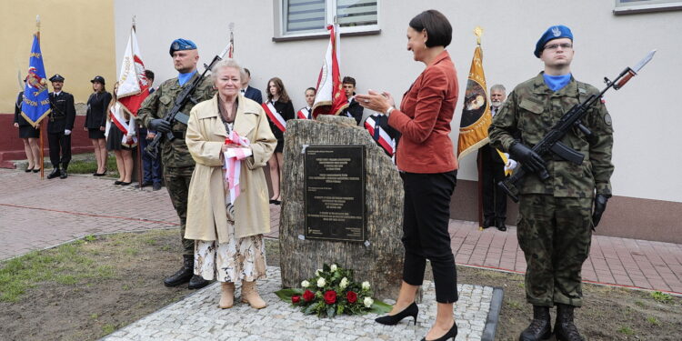 15.09.2022. Chmielnik. Uroczystości upamiętniające Marianne Stradowską i jej syna Wacława, którzy zginęli za pomoc Żydom. Na zdjęciu (od lewej): Anna Balus, Magdalena Gawin - dyrektor Instytutu Solidarności i Męstwa im. Witolda Pileckiego / Fot. Wiktor Taszłow – Radio Kielce