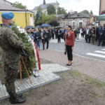 15.09.2022. Chmielnik. Uroczystości upamiętniające Marianne Stradowską i jej syna Wacława, którzy zginęli za pomoc Żydom. Kwiaty składa Magdalena Gawin - dyrektor Instytutu Solidarności i Męstwa im. Witolda Pileckiego / Fot. Wiktor Taszłow – Radio Kielce
