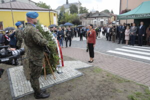 15.09.2022. Chmielnik. Uroczystości upamiętniające Marianne Stradowską i jej syna Wacława, którzy zginęli za pomoc Żydom. Kwiaty składa Magdalena Gawin - dyrektor Instytutu Solidarności i Męstwa im. Witolda Pileckiego / Fot. Wiktor Taszłow – Radio Kielce