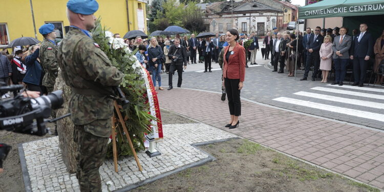 15.09.2022. Chmielnik. Uroczystości upamiętniające Marianne Stradowską i jej syna Wacława, którzy zginęli za pomoc Żydom. Kwiaty składa Magdalena Gawin - dyrektor Instytutu Solidarności i Męstwa im. Witolda Pileckiego / Fot. Wiktor Taszłow – Radio Kielce