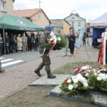 15.09.2022. Chmielnik. Uroczystości upamiętniające Marianne Stradowską i jej syna Wacława, którzy zginęli za pomoc Żydom. Kwiaty składa Krzysztof Słoń - senator / Fot. Wiktor Taszłow – Radio Kielce