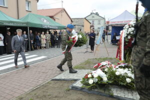 15.09.2022. Chmielnik. Uroczystości upamiętniające Marianne Stradowską i jej syna Wacława, którzy zginęli za pomoc Żydom. Kwiaty składa Krzysztof Słoń - senator / Fot. Wiktor Taszłow – Radio Kielce