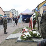 15.09.2022. Chmielnik. Uroczystości upamiętniające Marianne Stradowską i jej syna Wacława, którzy zginęli za pomoc Żydom. Kwiaty składa Krzysztof Słoń - senator / Fot. Wiktor Taszłow – Radio Kielce