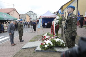 15.09.2022. Chmielnik. Uroczystości upamiętniające Marianne Stradowską i jej syna Wacława, którzy zginęli za pomoc Żydom. Kwiaty składa Krzysztof Słoń - senator / Fot. Wiktor Taszłow – Radio Kielce