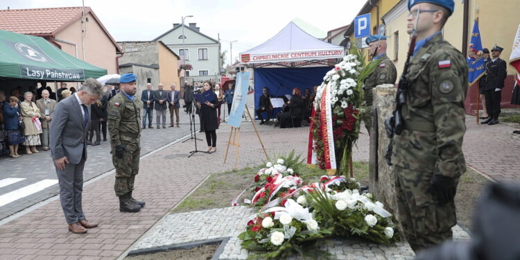 15.09.2022. Chmielnik. Uroczystości upamiętniające Marianne Stradowską i jej syna Wacława, którzy zginęli za pomoc Żydom. Kwiaty składa Krzysztof Słoń - senator / Fot. Wiktor Taszłow – Radio Kielce