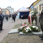15.09.2022. Chmielnik. Uroczystości upamiętniające Marianne Stradowską i jej syna Wacława, którzy zginęli za pomoc Żydom. Kwiaty składa Kazimierz Mądzik - świętokrzyski kurator oświaty, Tomasz Jamka - członek zarządu województwa świętokrzyskiego / Fot. Wiktor Taszłow – Radio Kielce