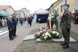 15.09.2022. Chmielnik. Uroczystości upamiętniające Marianne Stradowską i jej syna Wacława, którzy zginęli za pomoc Żydom. Kwiaty składa Kazimierz Mądzik - świętokrzyski kurator oświaty, Tomasz Jamka - członek zarządu województwa świętokrzyskiego / Fot. Wiktor Taszłow – Radio Kielce