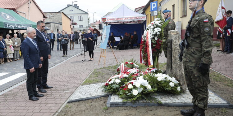 15.09.2022. Chmielnik. Uroczystości upamiętniające Marianne Stradowską i jej syna Wacława, którzy zginęli za pomoc Żydom. Kwiaty składa Kazimierz Mądzik - świętokrzyski kurator oświaty, Tomasz Jamka - członek zarządu województwa świętokrzyskiego / Fot. Wiktor Taszłow – Radio Kielce