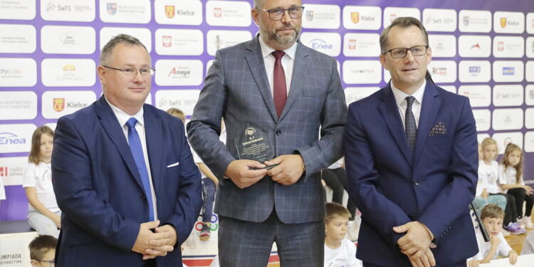 16.09.2022. Kielce. Inauguracja II Olimpiady Świętokrzyskiej. Na zdjęciu (od lewej): Robert Janus - prezes Świętokrzyskiej Federacji Sportu, Tomasz Jamka - członek zarządu województwa, Grzegorz Kędzierski - prezes zarządu Okręgu Polskiego Związku Bilardowego. / Fot. Wiktor Taszłow - Radio Kielce