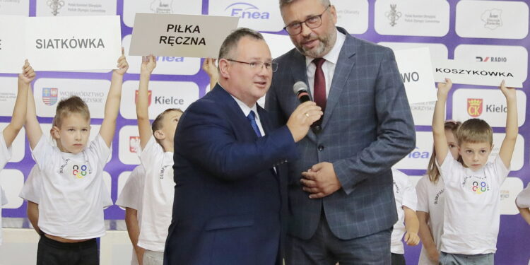 16.09.2022. Kielce. Inauguracja II Olimpiady Świętokrzyskiej. Na zdjęciu (od lewej): Robert Janus - prezes Świętokrzyskiej Federacji Sportu i Tomasz Jamka - członek zarządu województwa. / Fot. Wiktor Taszłow - Radio Kielce