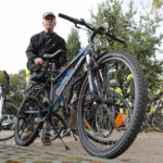 Rowerem na Święty Krzyż. Biskup pojechał z pielgrzymami - Radio Kielce