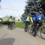 Rowerem na Święty Krzyż. Biskup pojechał z pielgrzymami - Radio Kielce