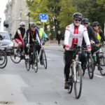 Rowerem na Święty Krzyż. Biskup pojechał z pielgrzymami - Radio Kielce