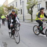 Rowerem na Święty Krzyż. Biskup pojechał z pielgrzymami - Radio Kielce