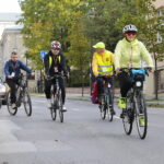 Rowerem na Święty Krzyż. Biskup pojechał z pielgrzymami - Radio Kielce