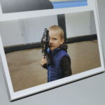 17.09.2022. Kielce, „Galeria u Strasza". Wystawa „Oblicza wojny" prezentująca zdjęcia, których autorką jest Adriana Dovha. / Fot. Wiktor Taszłow - Radio Kielce