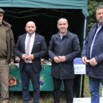 18.09.2022. Kielce. Festyn “Dary Świętokrzyskich Lasów”. Na zdjęciu(od lewej): Andrzej Matusiak - Lasy Państwowe, poseł Mariusz Gosek - Solidarna Polska, Piotr Kisiel - radny Rady Miasta Kielce, Tomasz Jamka - członek zarządu województwa świętokrzyskiego / Fot. Wiktor Taszłow - Radio Kielce