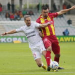 18.09.2022. Kielce. 10. kolejka PKO Ekstraklasy: Korona Kielce - Górnik Zabrze. Na zdjęciu (z prawej): Bartosz Śpiączka / Fot. Wiktor Taszłow – Radio Kielce