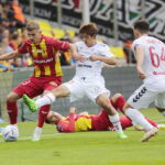 18.09.2022. Kielce. 10. kolejka PKO Ekstraklasy: Korona Kielce - Górnik Zabrze. Na zdjęciu (z lewej): Adrian Danek / Fot. Wiktor Taszłow – Radio Kielce