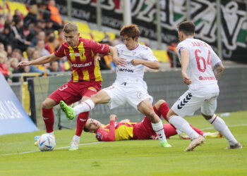 18.09.2022. Kielce. 10. kolejka PKO Ekstraklasy: Korona Kielce - Górnik Zabrze. Na zdjęciu (z lewej): Adrian Danek / Fot. Wiktor Taszłow – Radio Kielce