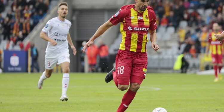 18.09.2022. Kielce. 10. kolejka PKO Ekstraklasy: Korona Kielce - Górnik Zabrze. Na zdjęciu (z prawej): Bartosz Śpiączka / Fot. Wiktor Taszłow – Radio Kielce