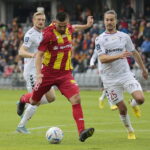 Kielce. 10. kolejka PKO Ekstraklasy: Korona Kielce - Górnik Zabrze. Na zdjęciu (w środku): Bartosz Śpiączka / Fot. Wiktor Taszłow – Radio Kielce