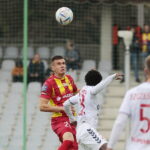 18.09.2022. Kielce. 10. kolejka PKO Ekstraklasy: Korona Kielce - Górnik Zabrze. Na zdjęciu (z lewej): Oskar Sewerzyński / Fot. Wiktor Taszłow – Radio Kielce