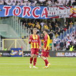 18.09.2022. Kielce. 10. kolejka PKO Ekstraklasy: Korona Kielce - Górnik Zabrze. Na zdjęciu (od lewej): Jacek Podgórski, Jakub Łukowski / Fot. Wiktor Taszłow – Radio Kielce