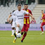 18.09.2022. Kielce. 10. kolejka PKO Ekstraklasy: Korona Kielce - Górnik Zabrze. Na zdjęciu (z prawej): Bartosz Śpiączka / Fot. Wiktor Taszłow – Radio Kielce