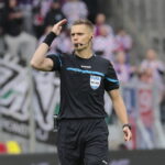18.09.2022. Kielce. 10. kolejka PKO Ekstraklasy: Korona Kielce - Górnik Zabrze. Na zdjęciu: sędzia Damian Sylwestrzak / Fot. Wiktor Taszłow – Radio Kielce