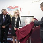 02.09.2022. Kielce. Otwarcie II Herling-Grudziński Festiwal i nadanie imienia Jerzego Pilcha Miejskiej Bibliotece Publicznej. Na zdjęciu (od lewej): Renata Janik – wicemarszałek, Zbigniew Koniusz – wojewoda świętokrzyski, Kinga Strzelecka-Pilch, Jarosław Karyś - przewodniczący kieleckiej rady miasta