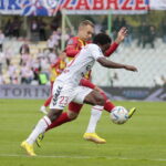 18.09.2022. Kielce. 10. kolejka PKO Ekstraklasy: Korona Kielce - Górnik Zabrze. Na zdjęciu (z lewej): Łukasz Sierpina / Fot. Wiktor Taszłow – Radio Kielce