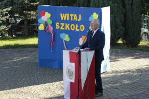 01.09.2022. Kielce. Inauguracja nowego roku szkolnego w Szkole Podstawowej nr 13. Na zdjęciu: Stanisław Janusiński - dyrektor SP 13 w Kielcach / Fot. Wiktor Taszłow - Radio Kielce