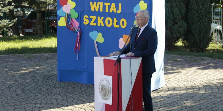 01.09.2022. Kielce. Inauguracja nowego roku szkolnego w Szkole Podstawowej nr 13. Na zdjęciu: Stanisław Janusiński - dyrektor SP 13 w Kielcach / Fot. Wiktor Taszłow - Radio Kielce